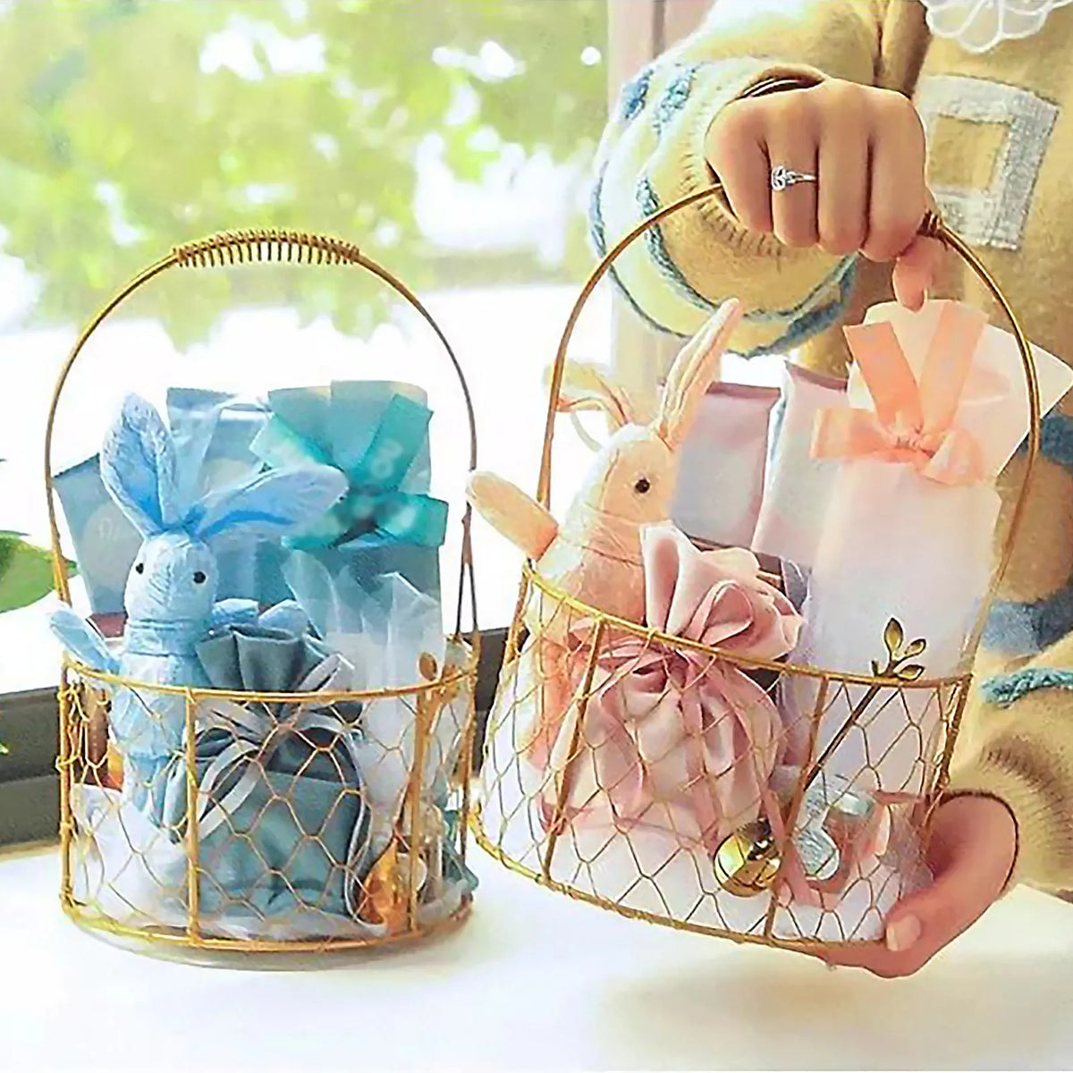 Handmade golden metal flower basket with handles - vue 2 sur 8