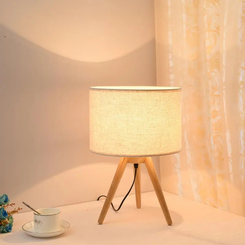 Modern wooden table lamp with decorative fabric shade - vue 3 sur 11