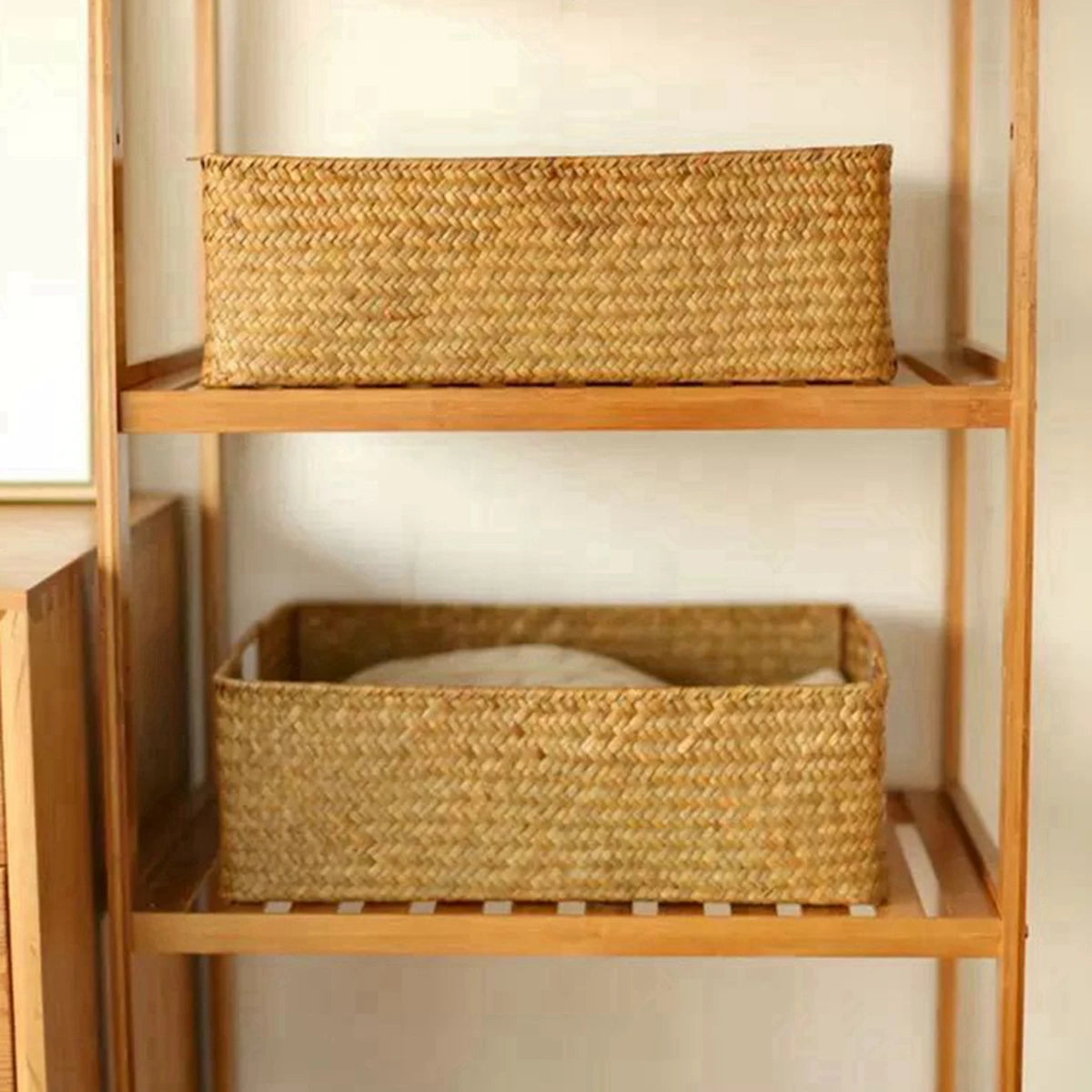 large woven seagrass basket for storage and decoration - vue 4 sur 10