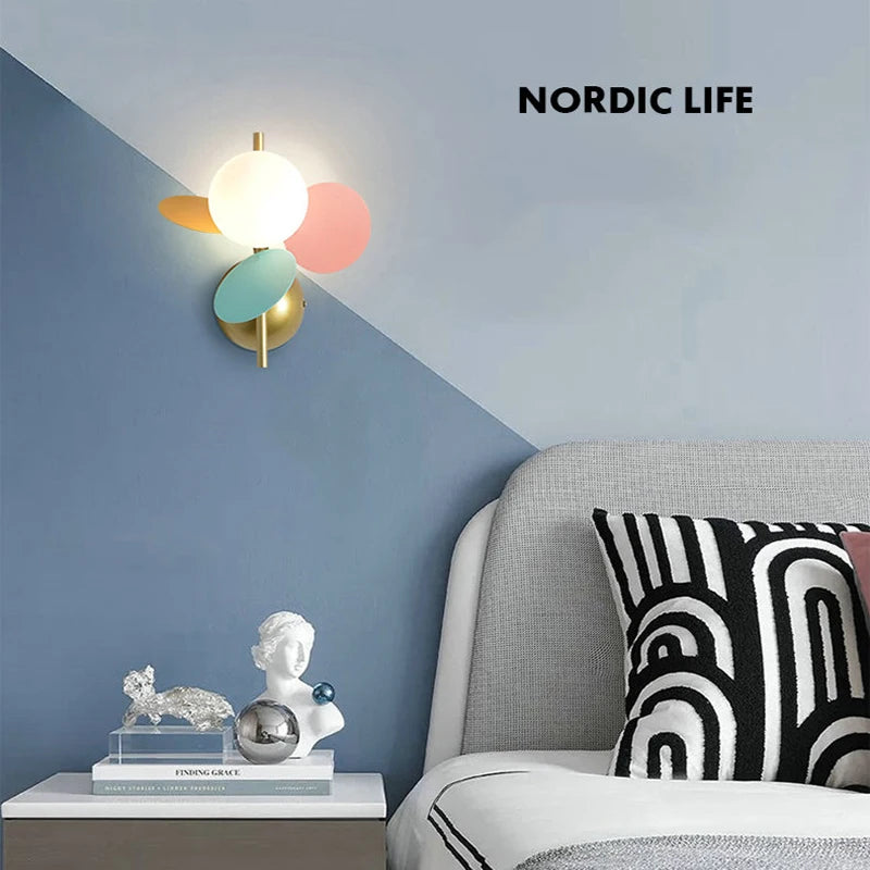 Creative leaf-shaped wall light for children