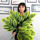 Set of 12 artificial maple leaves for autumn decoration