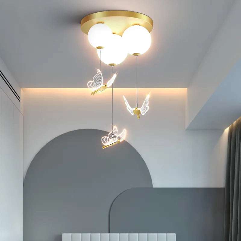 Simple modern ceiling light with romantic butterfly globe - vue 5 sur 9