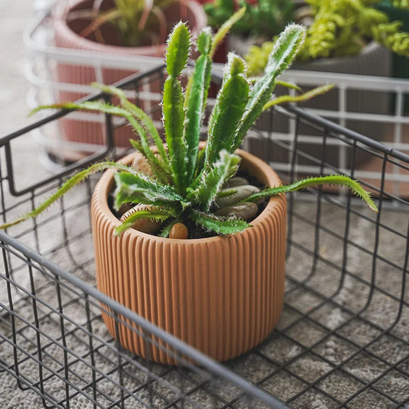 Striped silicone and concrete flowerpot mould - vue 4 sur 8