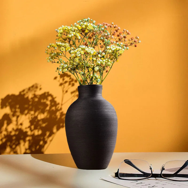 modern ceramic vase for interior flower decoration - vue 3 sur 11
