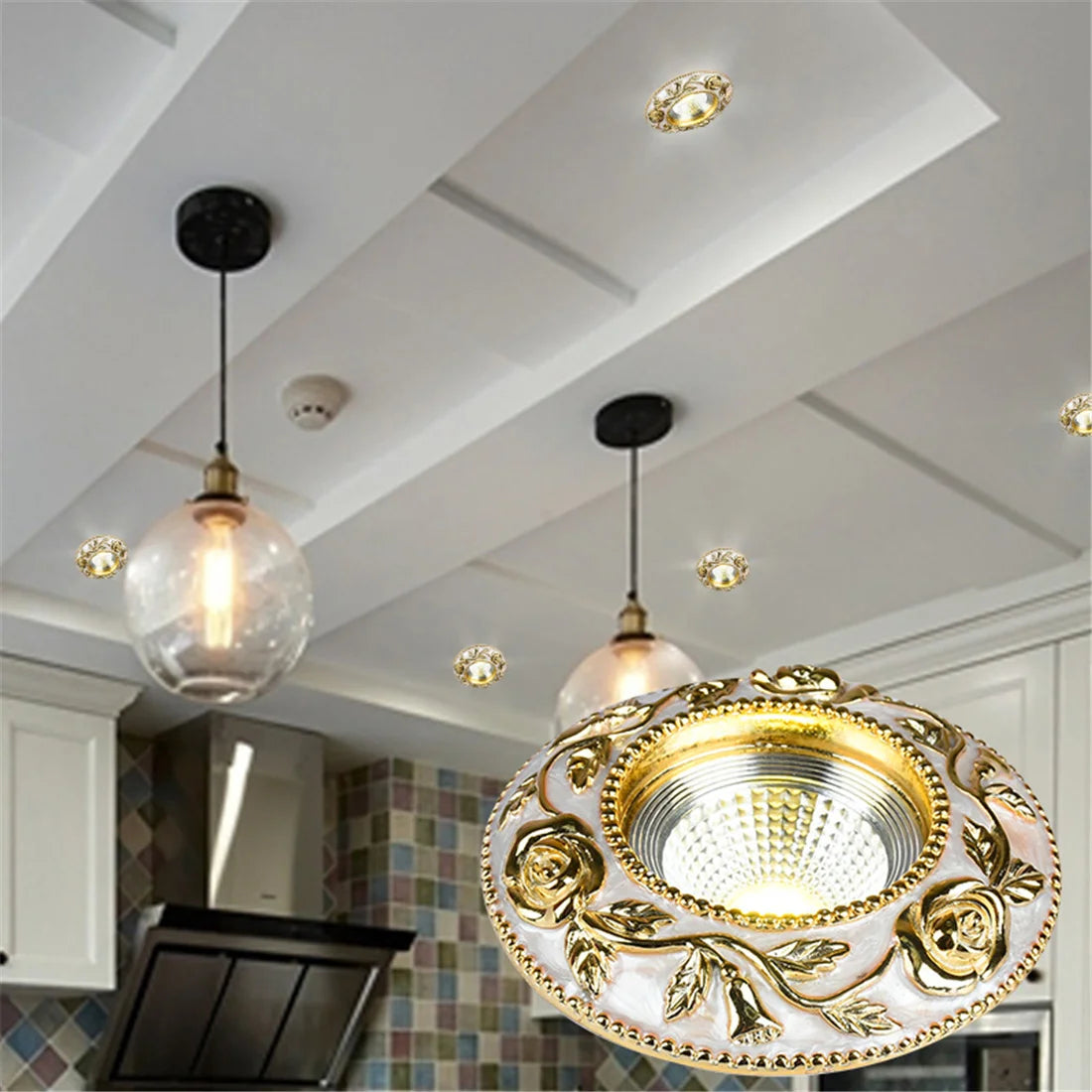 European style recessed LED spotlight with golden rose pattern for interiors - vue 3 sur 8