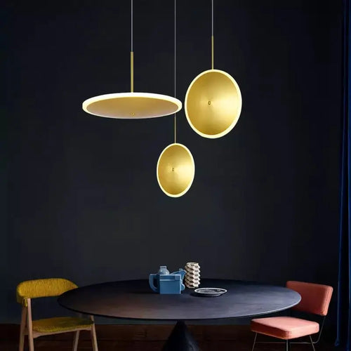 Round gold metal pendant light with ufo design - vue 5 sur 12