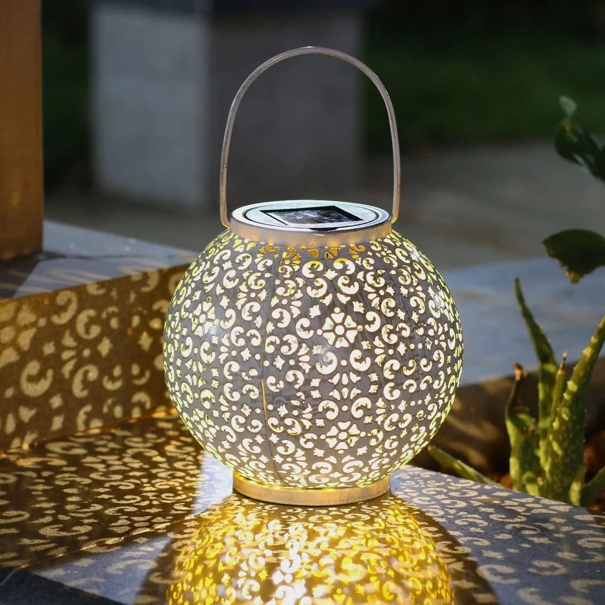 Decorative solar hanging lantern for outdoor garden - vue 4 sur 8