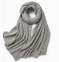 Elegant knitted cashmere scarf with tassels