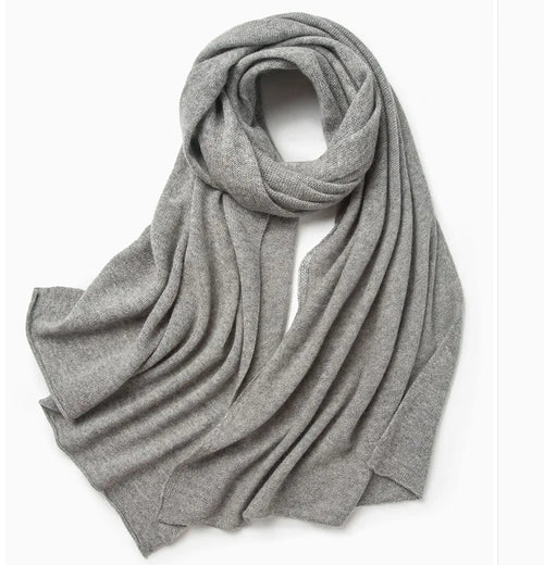 Elegant knitted cashmere scarf with tassels