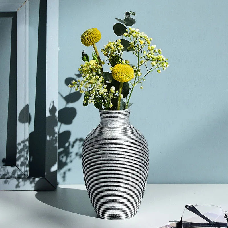 modern ceramic vase for interior flower decoration - vue 4 sur 11