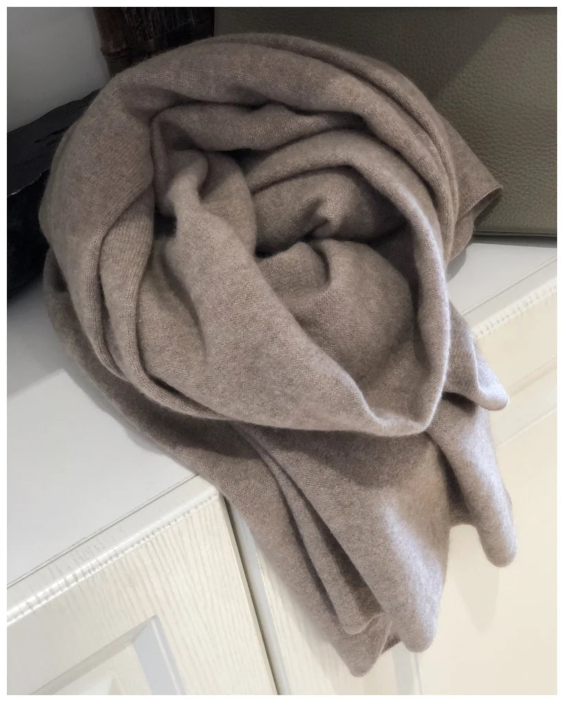 Pure cashmere knitted scarf with elegant winter pompoms - vue 5 sur 7