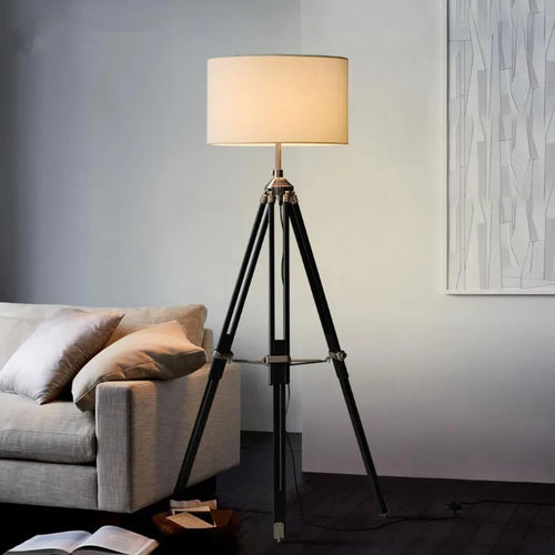 Modern industrial style wooden tripod table lamp - vue 3 sur 10