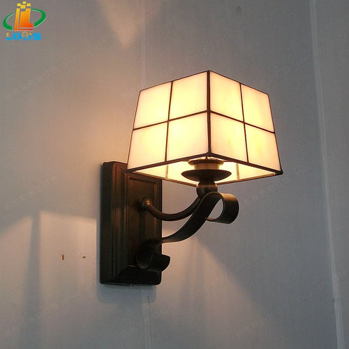 Modern tiffany glass wall light, elegant and stylish - vue 4 sur 11