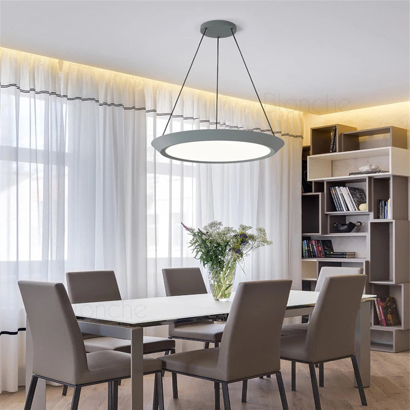 Modern round LED pendant light for decorative indoor lighting - vue 6 sur 10