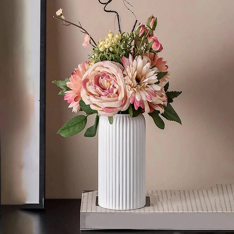 striped plastic vase for decorative flower arrangement - vue 3 sur 10