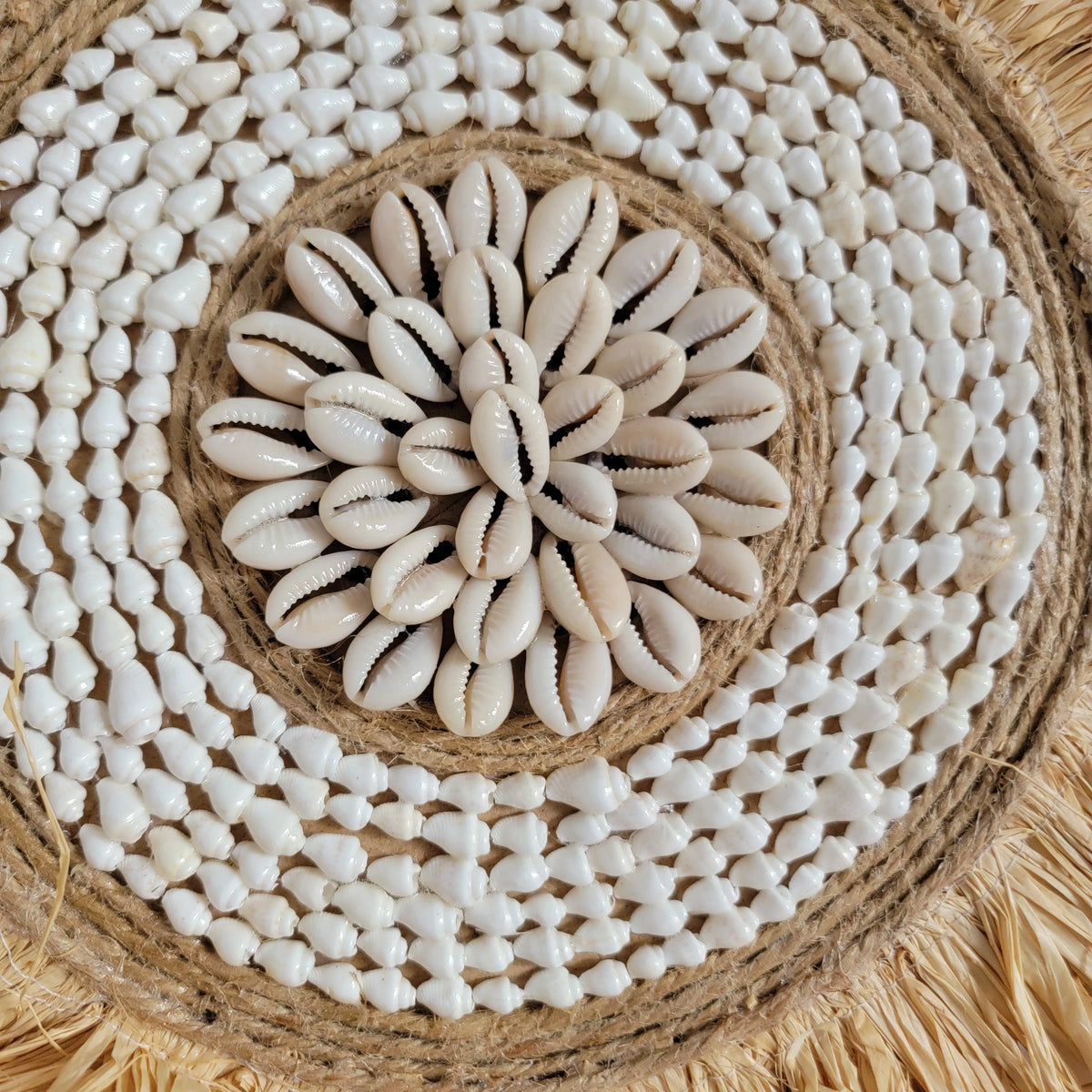 decorative mirror in raffia and shells for interior use - vue 5 sur 6