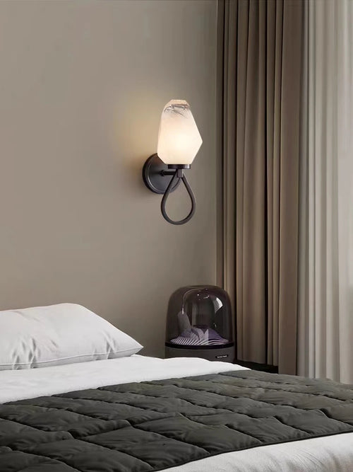 applique murale moderne en cuivre avec ampoule en verre blanc - vue 3 sur 10