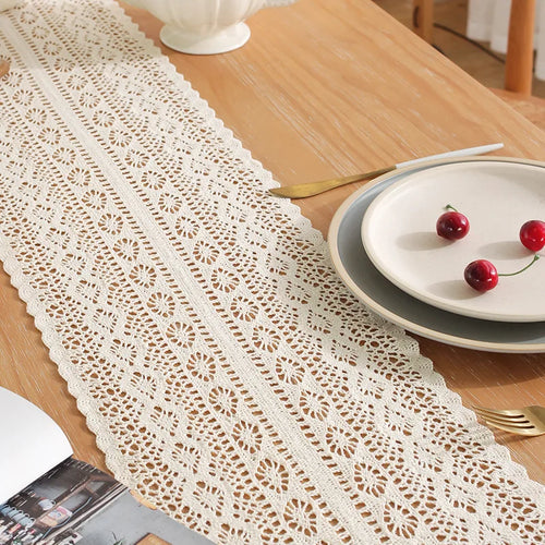 Chemin de table dentelle crochetée beige vintage pompons - vue 5 sur 7