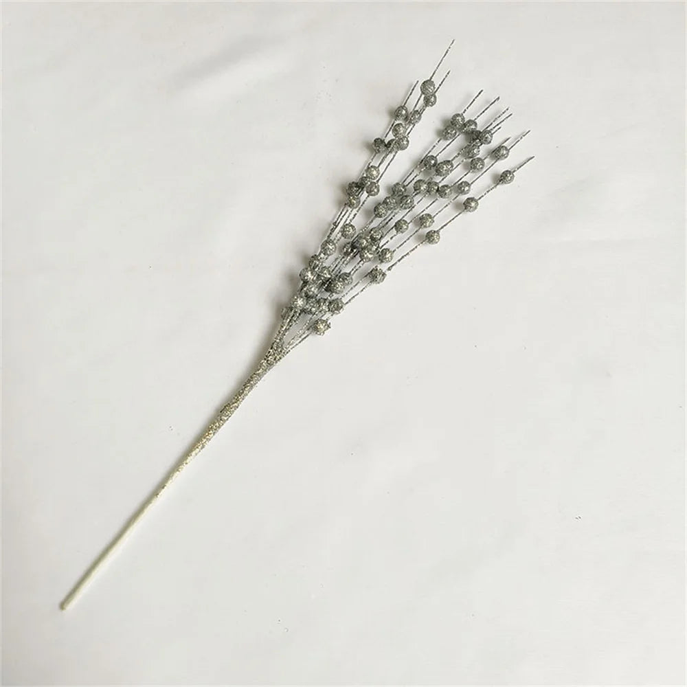 Festive New Year 2024 decoration with sparkling berries and flowers - vue 11 sur 15