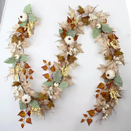 Autumn garland with pumpkins, berries and maple leaves - vue 5 sur 9