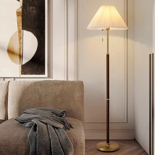 Vintage wooden floor lamp with elegant pleated fabric design - vue 3 sur 8