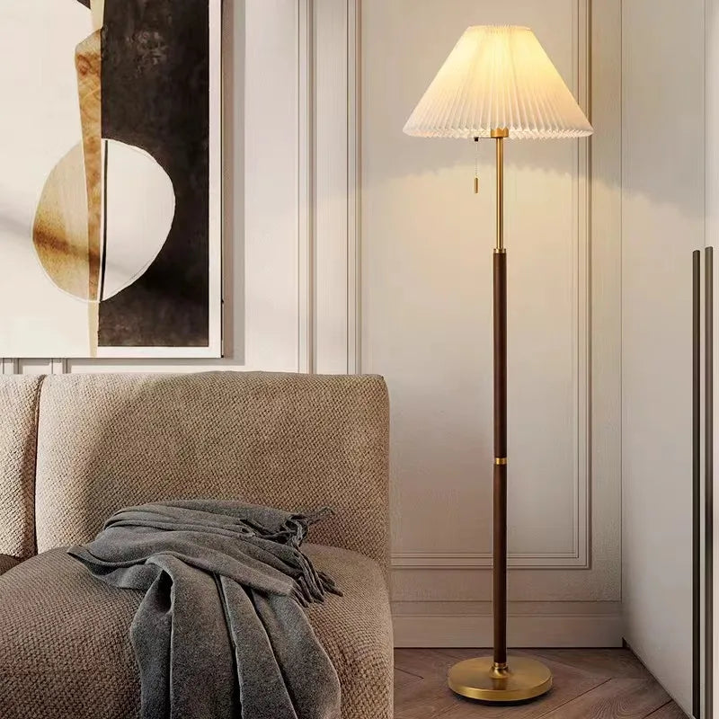 Vintage wooden floor lamp with elegant pleated fabric design - vue 3 sur 8