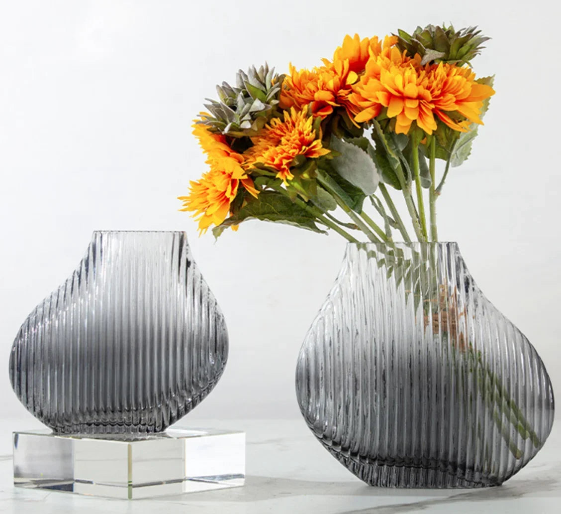 striped blown glass vase for creative floral decoration - vue 6 sur 8
