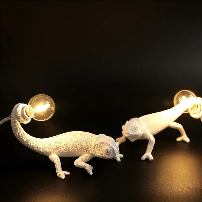 Modern and playful chameleon lizard desk lamp in resin - vue 3 sur 11