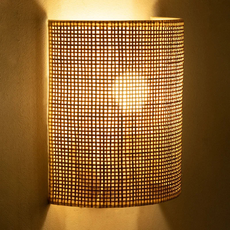 Southeast Asian style rattan wall light with minimalist switch - vue 3 sur 10