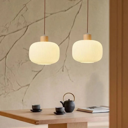 Glass pendant light with Nordic wood detail - vue 4 sur 11