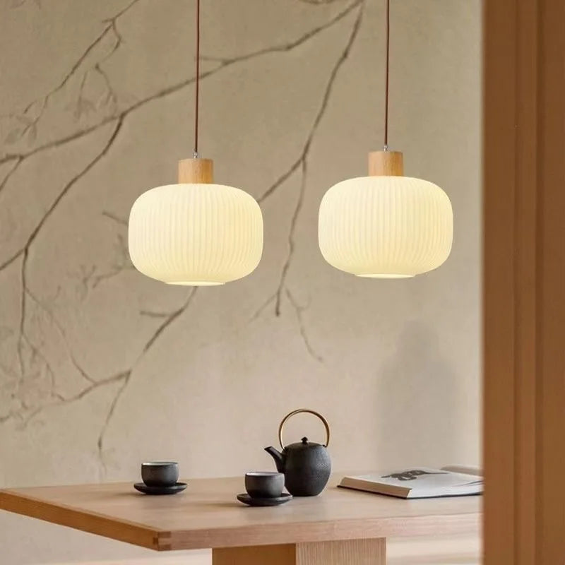 Glass pendant light with Nordic wood detail - vue 4 sur 11