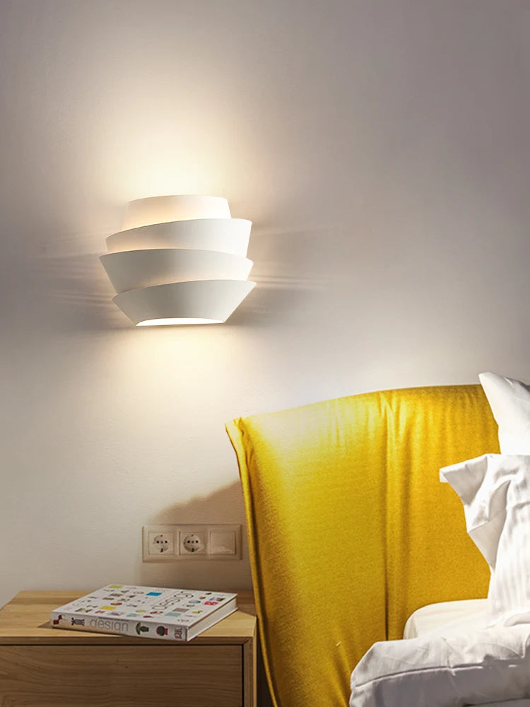 White metal LED pinecone wall light - vue 4 sur 7