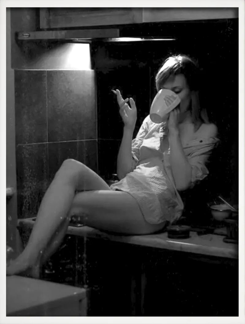 affiche artistique de femmes buvant du vin et spaghetti