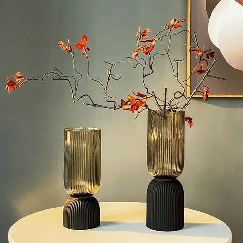striped glass vase for elegant floral arrangement - vue 3 sur 9