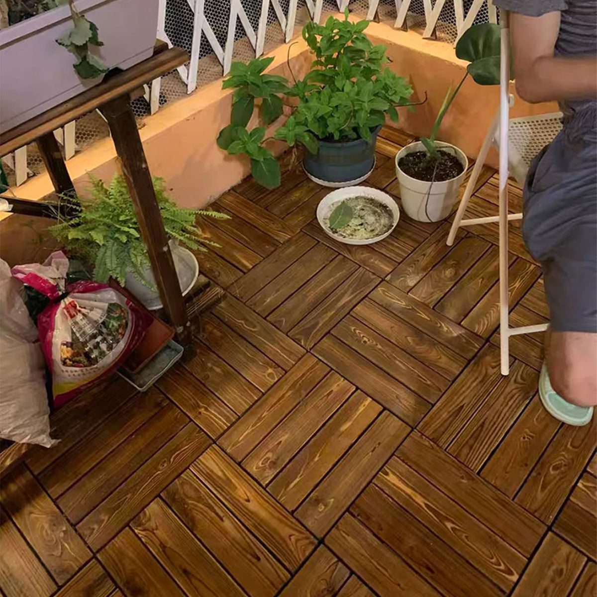 Set of 10 interlocking wooden outdoor tiles