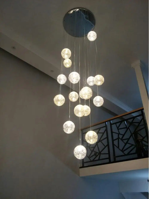 Glass ball pendant light for modern stairwell lighting - vue 4 sur 7