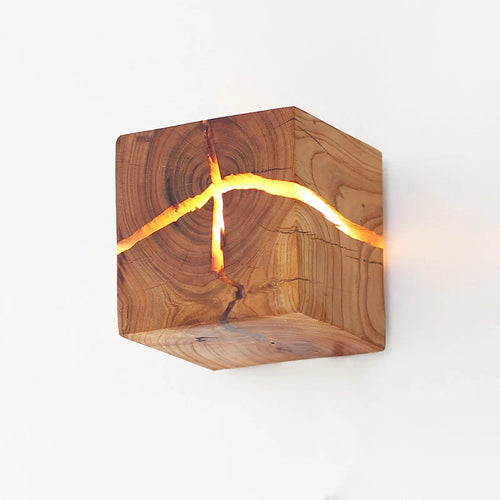 Handmade solid wood and resin LED wall light - vue 3 sur 9