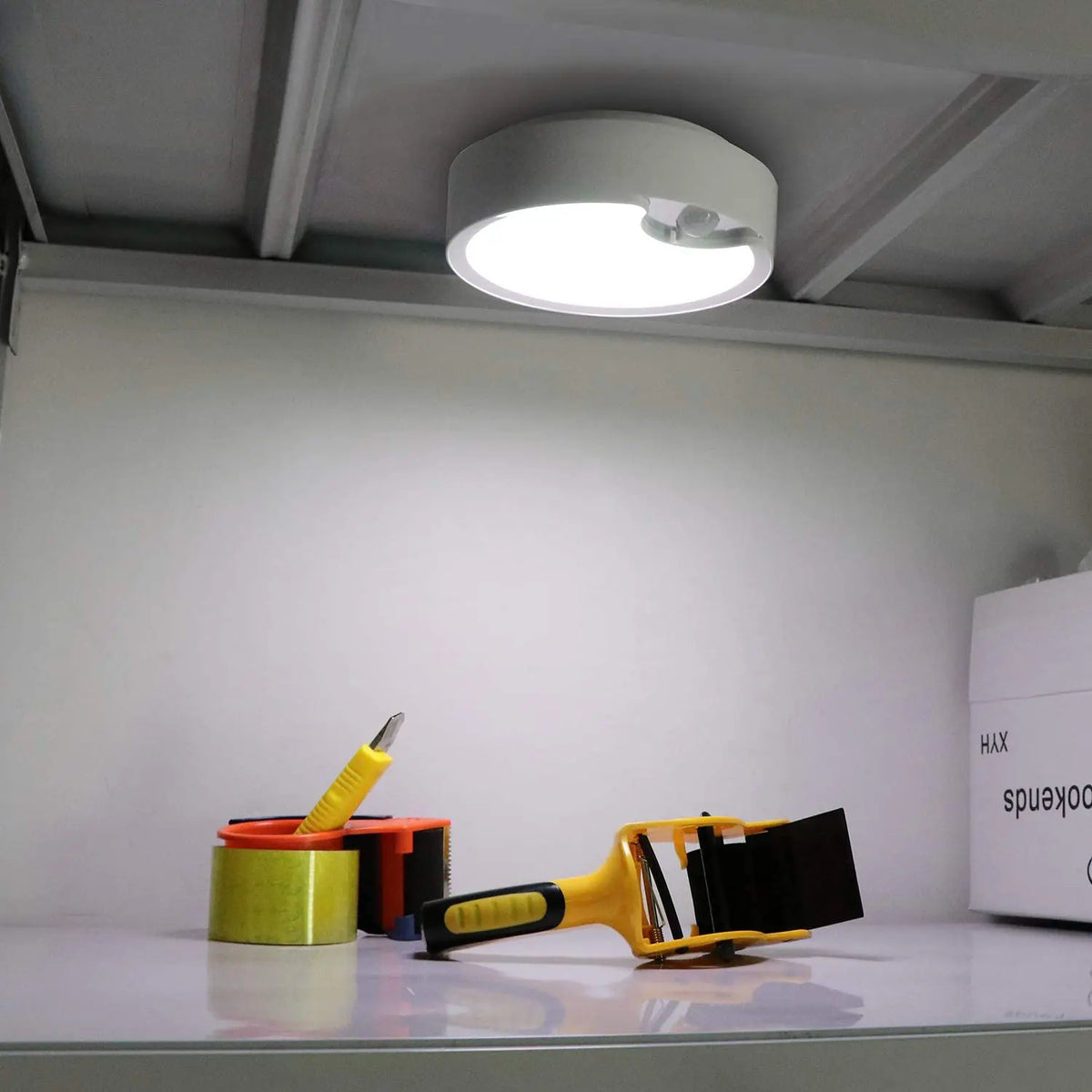 Motion Sensor Ceiling Light Battery Operated,80 LED Ultra Bright Motion Activated Indoor Light for Home Daylight - vue 4 sur 6