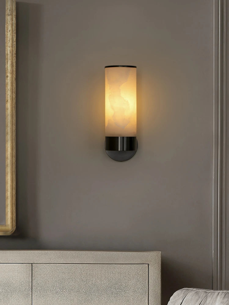 Modern minimalist LED wall light in natural marble - vue 4 sur 10