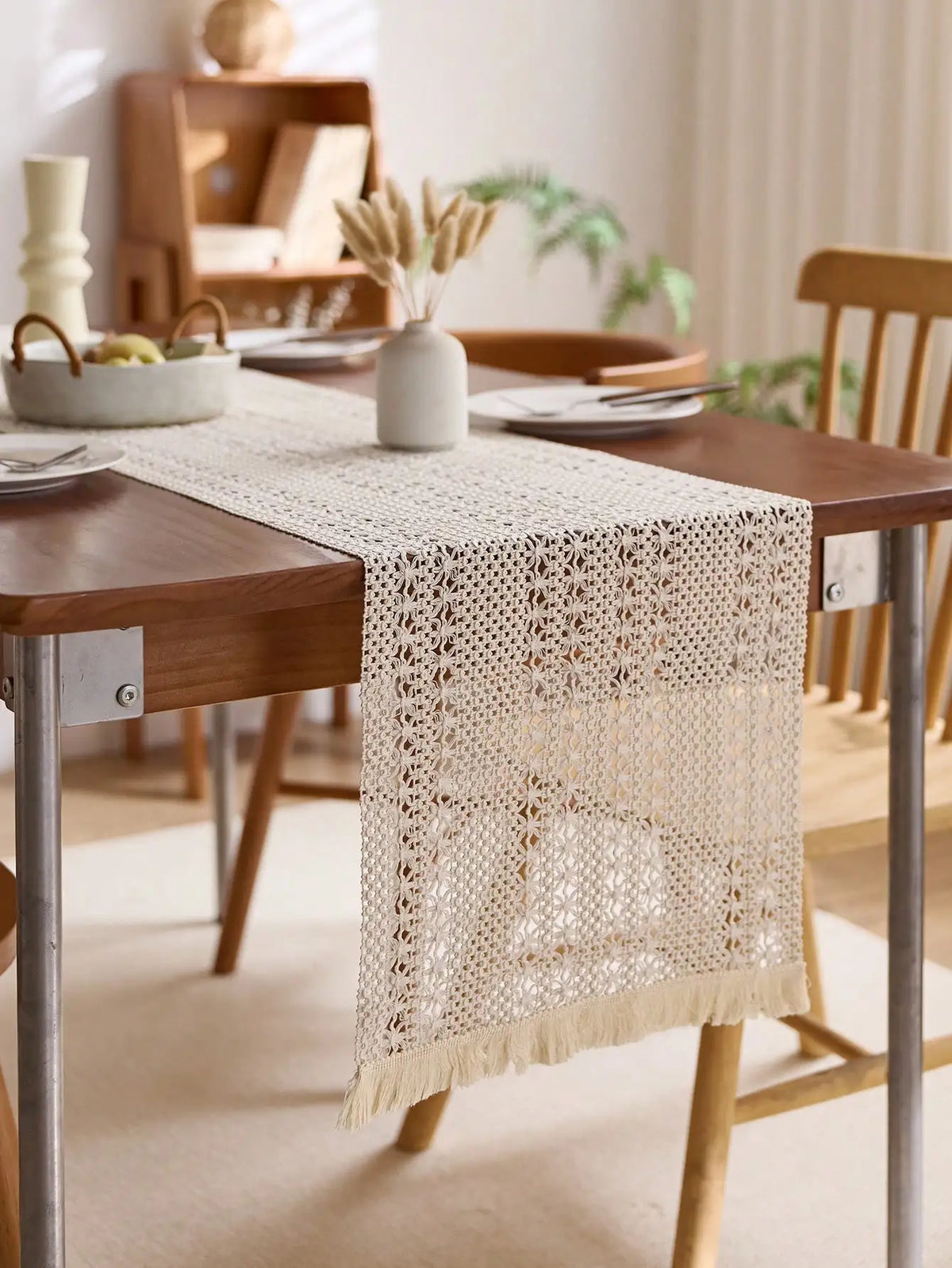 Chemin de table bohème nordique tissé pompons artisanaux - vue 2 sur 5