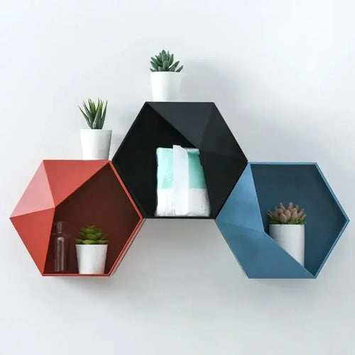 hexagonal wooden wall rack for books and decorations - vue 3 sur 12
