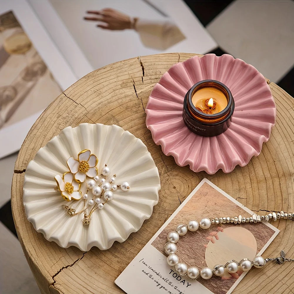 Elegant ceramic jewellery tray with modern scalloped design