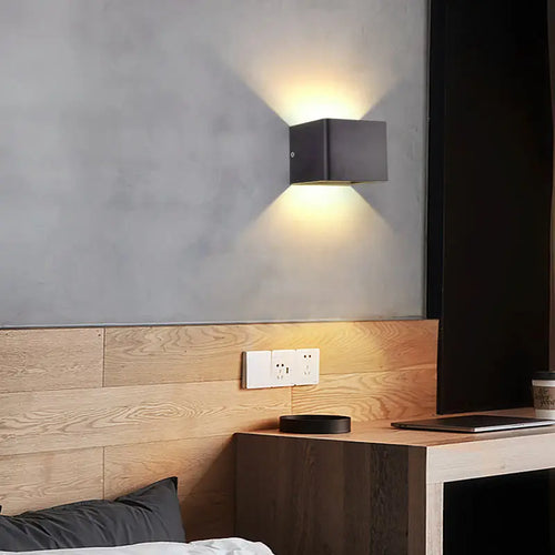 Modern LED wall light for elegant interior décor - vue 3 sur 16