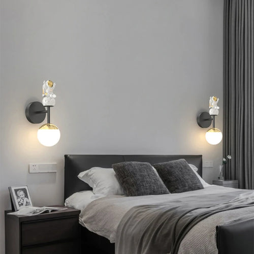 Astronaut and moon wall light for children's room - vue 6 sur 15