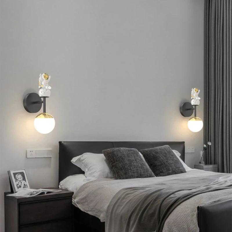 Astronaut and moon wall light for children's room - vue 5 sur 15
