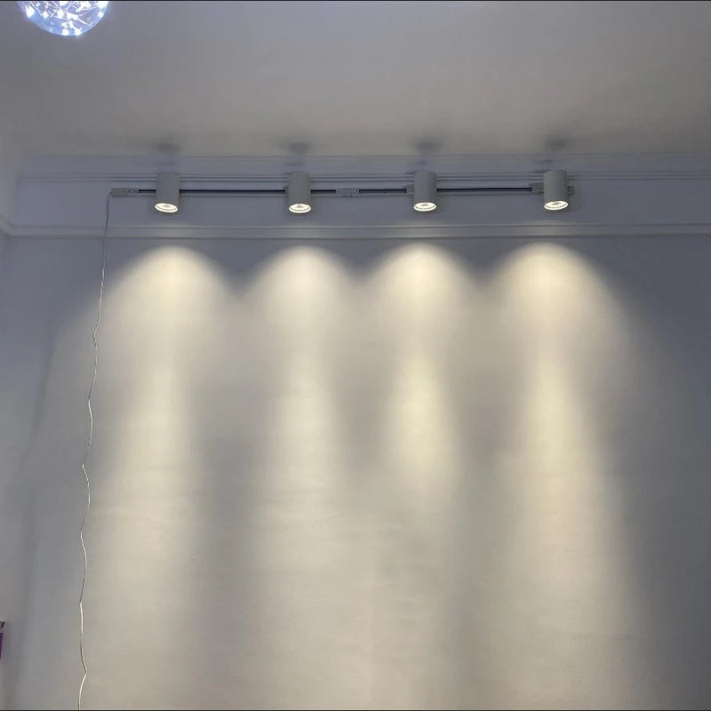 LED tracking spotlight for modern indoor lighting