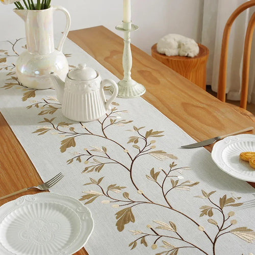 Embroidered cotton linen floral table runner with tassels - vue 5 sur 5
