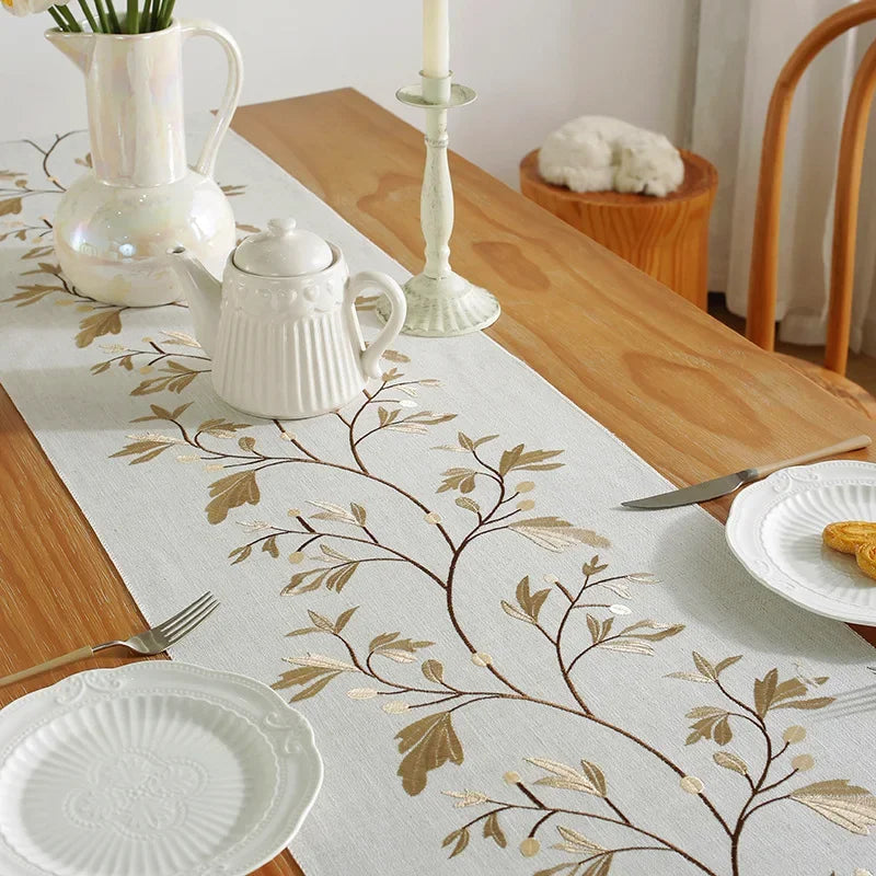Embroidered cotton linen floral table runner with tassels - vue 4 sur 5