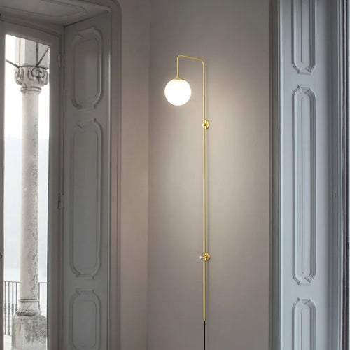 Minimalist brass wall light for multiple uses - vue 5 sur 9
