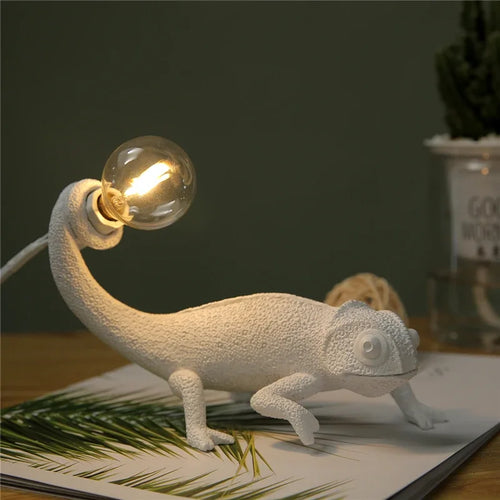 Modern and playful chameleon lizard desk lamp in resin - vue 2 sur 11